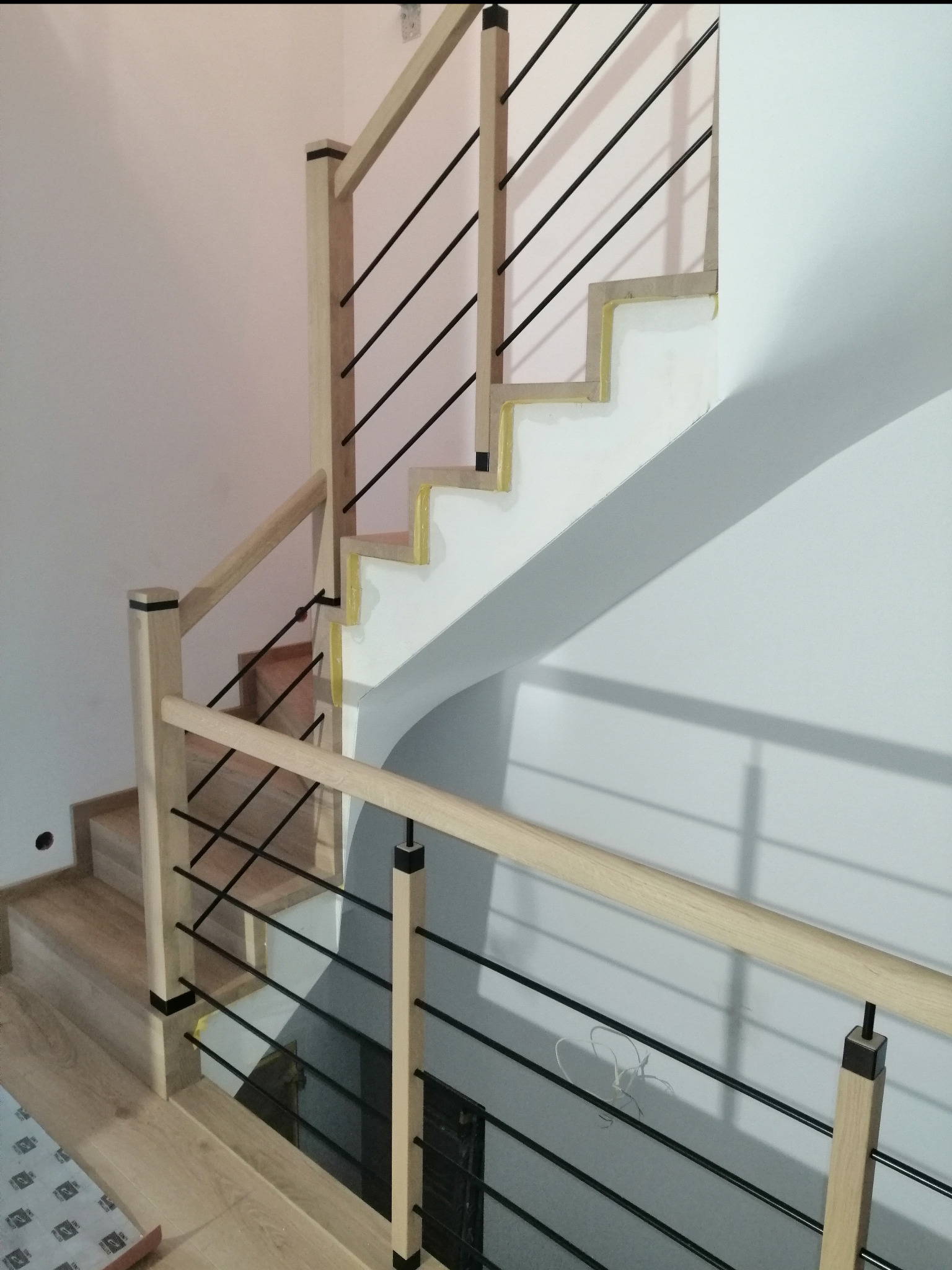 Schody na beton-dywanowe,drewno dąb,lakier natura,barierka drewniana z czarnymi dodatkami