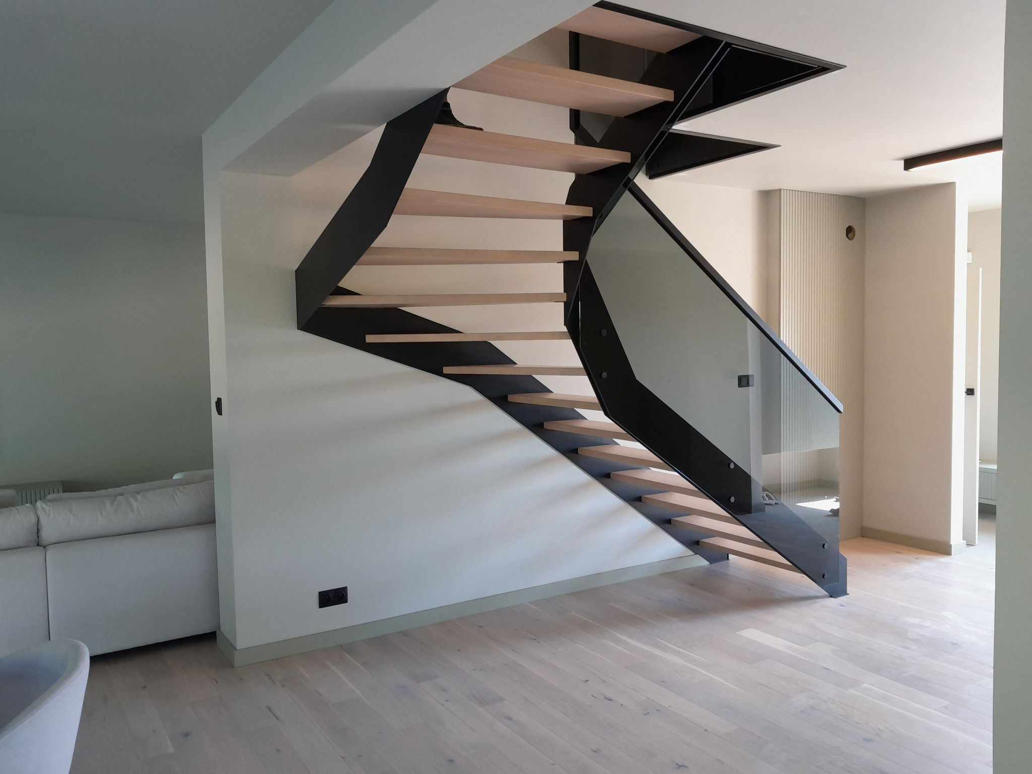 Schody zabiegowe,policzki stalowe malowane na czarno,stopnie dąb,barierka-szyba grafit z poręczą czarną