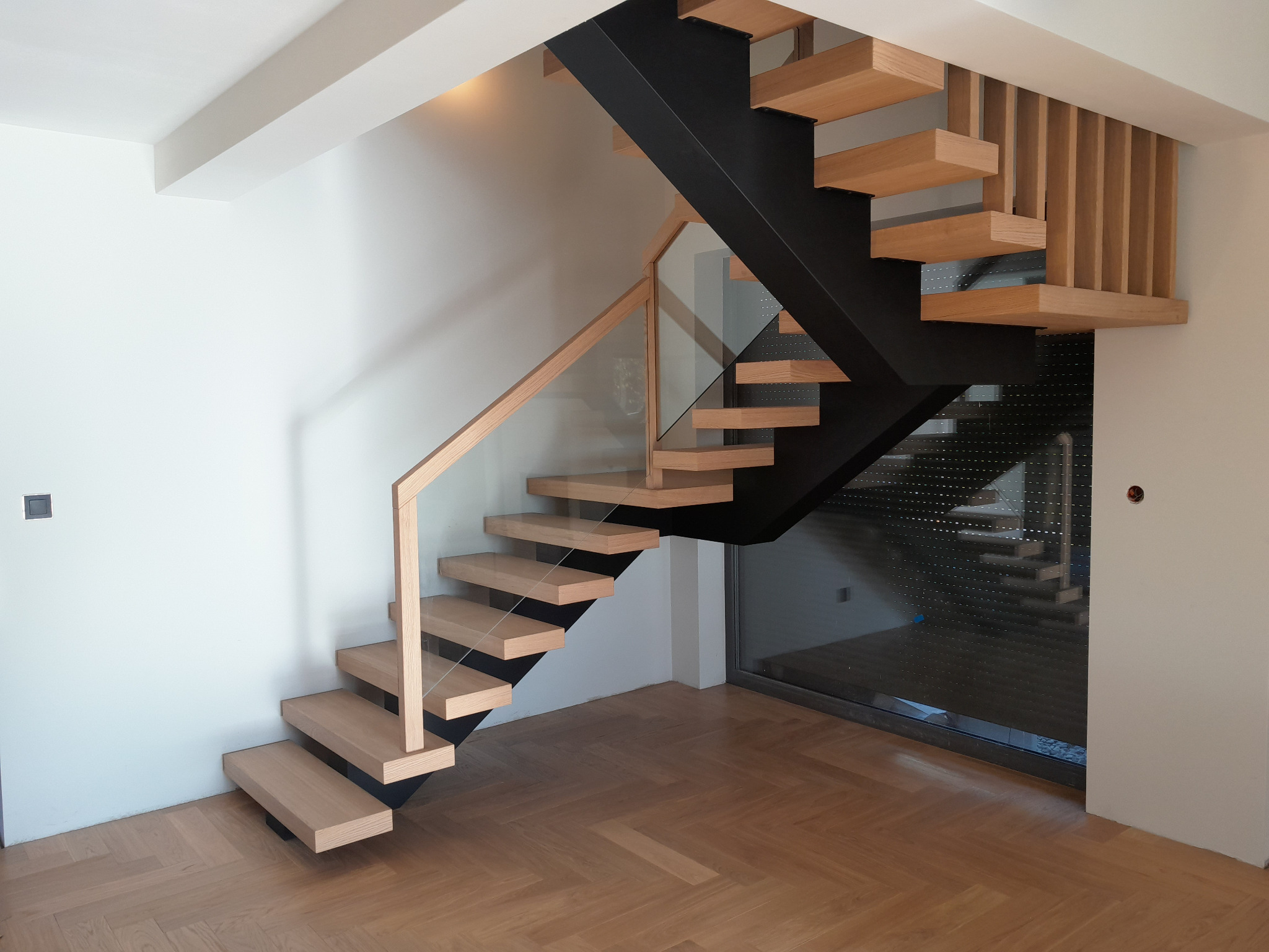 Schody na centralnej stalowej belce,stopnie dębowe gr.8cm,barierka drewniana ,szyba wpuszczana