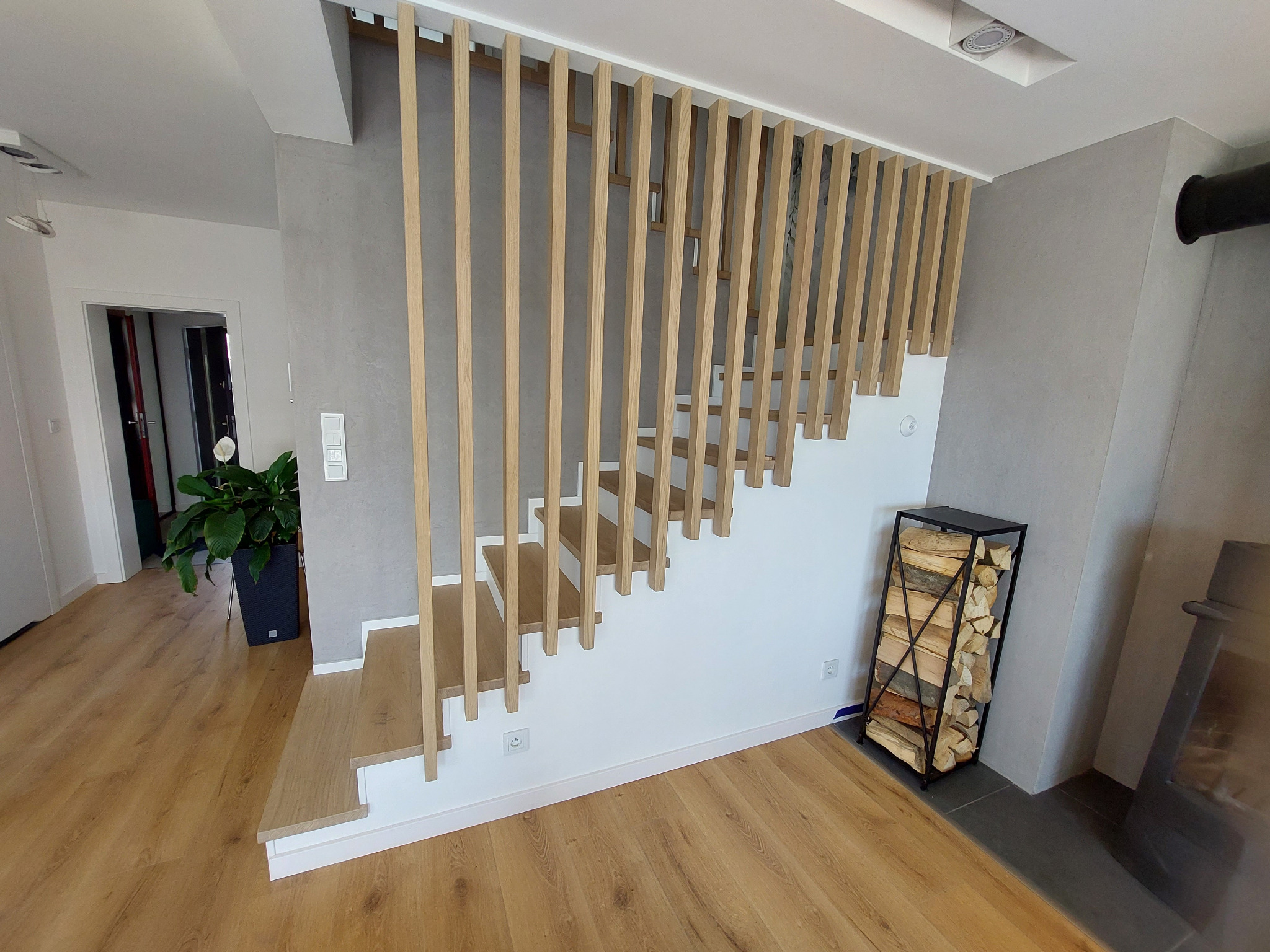 Schody na beton,drewno dąb,lakier natura,biała listwa i podstopnica,barierka harfa drewniana