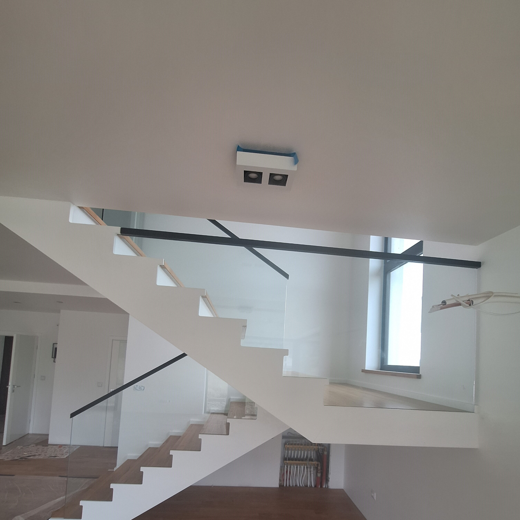 Schody na beton,biała listwa i podstopnica,barierka szklana z niewidocznym montażem,poręcz drewniana czarna