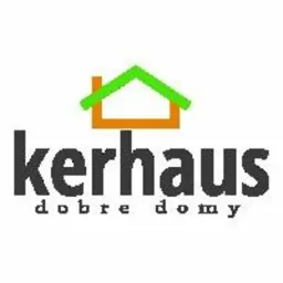 Logo firmy Kerhaus z zielonym dachem i pomarańczową podstawą dachu nad napisem 'kerhaus dobre domy' w kolorze szarym.
