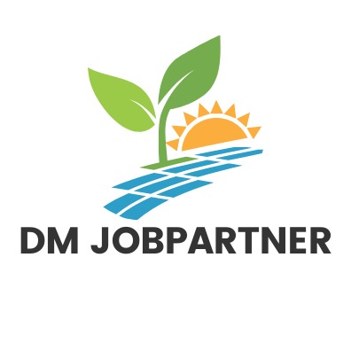 Logo firmy DM JOBPARTNER z motywem odnawialnych źródeł energii: zielona roślina wyrastająca z paneli słonecznych, nad którymi wschodzi pomarańczowe słońce.