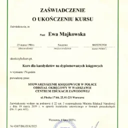 Zeskanowane zaświadczenie o ukończeniu kursu dla kandydatów na dyplomowanych księgowych wydane przez Stowarzyszenie Księgowych w Polsce dla Ewy Majkowskiej.