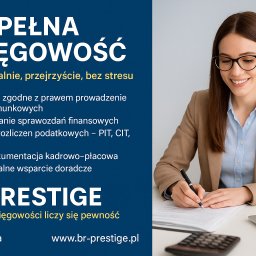 PRESTIGE BIURO RACHUNKOWE EWA MAJKOWSKA - Grafika reklamowa: Pełna księgowość. Uśmiechnięta kobieta w okularach wypełnia dokumenty. Kalkulator i laptop na biurku. Profesjonalizm i pewność w księgowości.