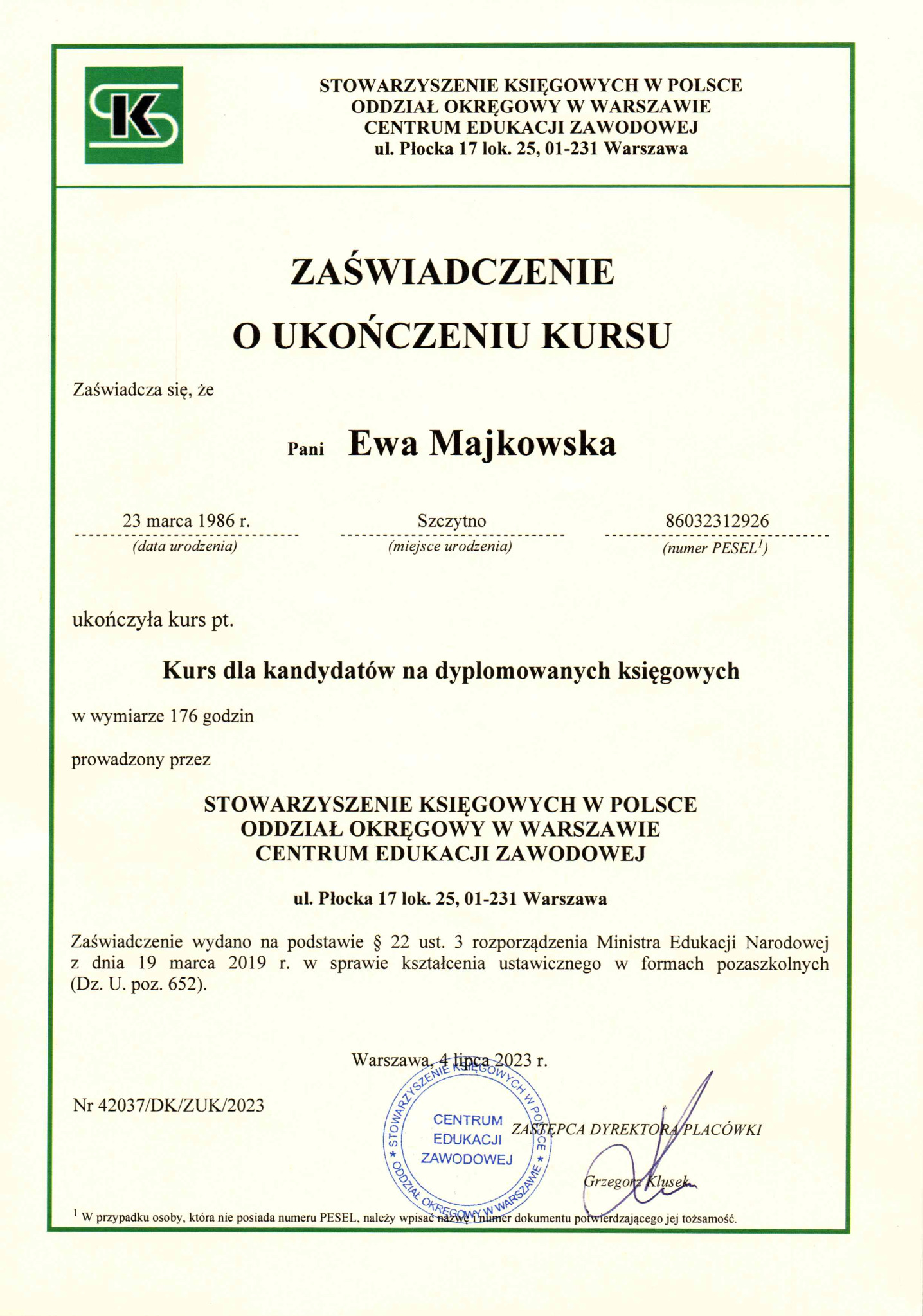 Zeskanowane zaświadczenie o ukończeniu kursu dla kandydatów na dyplomowanych księgowych wydane przez Stowarzyszenie Księgowych w Polsce dla Ewy Majkowskiej.