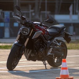 Aktualny egzaminacyjny motocykl HONDA CB650R stosowany odpowiednio w Pomorskim Ośrodku Ruchu Drogowego w Gdańsku.