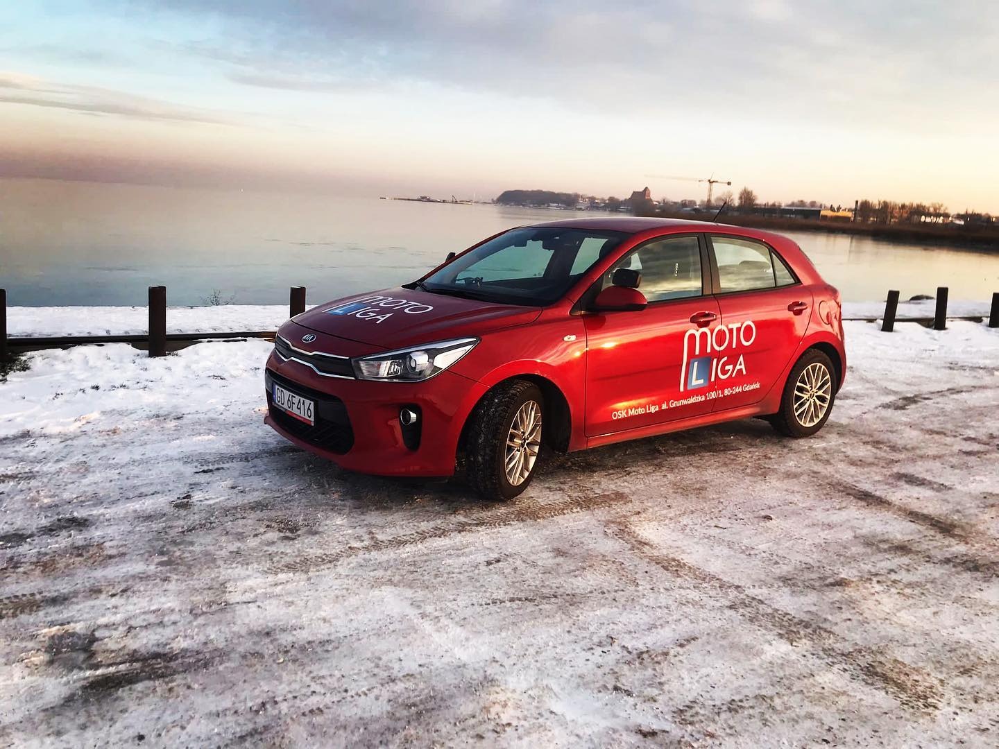 Posiadamy aktualny pojazd egzaminacyjny KIA RIO IV stosowany odpowiednio w Pomorskim Ośrodku Ruchu Drogowego w Gdańsku.