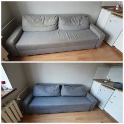 Dwa ujęcia tej samej szarej sofy z poduszkami: na górnym ujęciu sofa jest przed praniem, z widocznymi plamami i zagnieceniami, na dolnym ujęciu sofa jest po praniu, czysta i z odświeżonym kolorem...