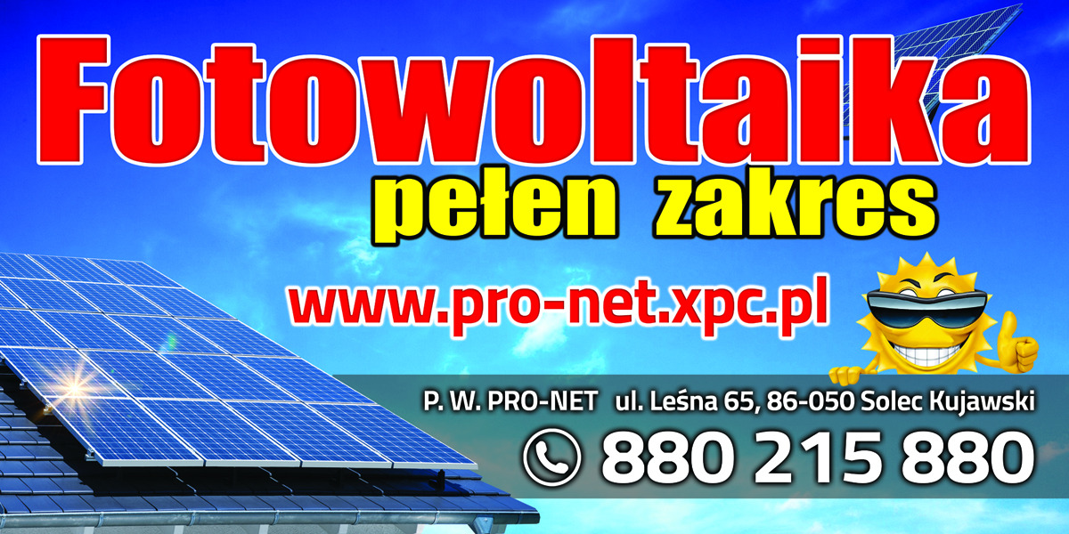 Baner reklamowy firmy z panelami słonecznymi na dachu, oferującej pełen zakres usług. Na niebieskim tle napis 'Fotowoltaika pełen zakres', adres strony internetowej oraz numer telefonu.