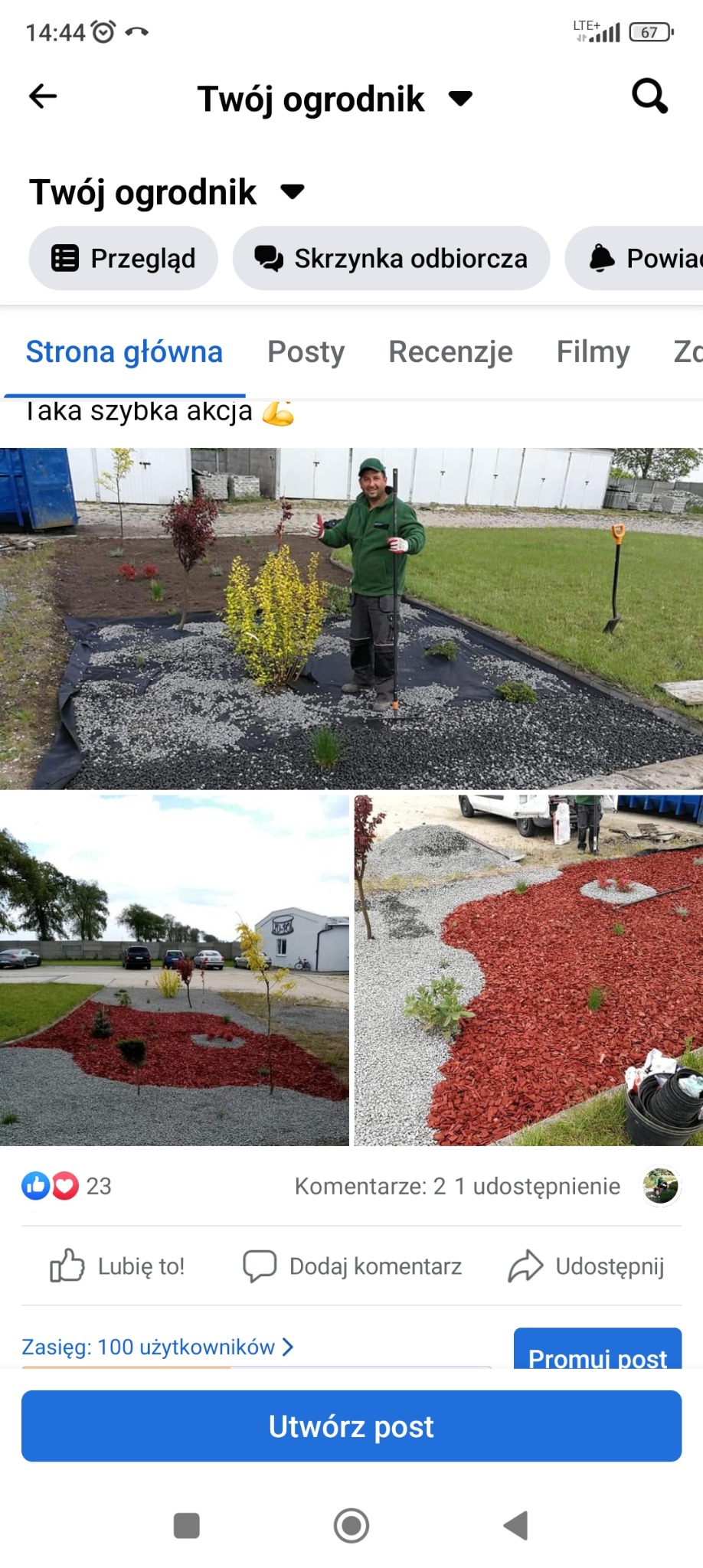 Przed domem: Ogrodnik z narzędziem, czarna agrowłóknina, szary żwir, posadzone krzewy i drzewka, w tle budynek i zaparkowane samochody.