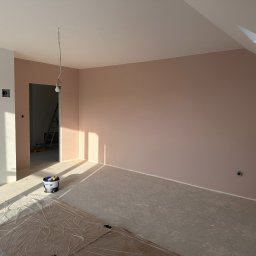 Myjnia Parowa Wash - Pokój po częściowym odmalowaniu na kolor różowy, widoczne zabezpieczenie podłogi folią, puszka z farbą i drabina w tle.