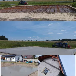 Fundamenty domu w różnych etapach: zbrojenie, wylewka i ściany z pustaków. Na tle pola i nieba, z widocznym traktorem.
