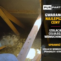 Pur Partner - Wdmuchiwanie celulozy w Kocku. Izolacja poddasza metodą wdmuchiwania. Układanie izolacji celulozowej na drewnianej konstrukcji dachu. Widoczne włókna celulozowe.