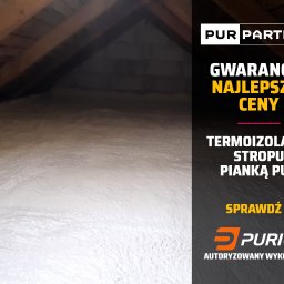Pur Partner - Poddasze ocieplone białą pianką PUR, widoczne drewniane elementy konstrukcji dachu. Częściowo zasłonięte banerem reklamowym firmy Purios.