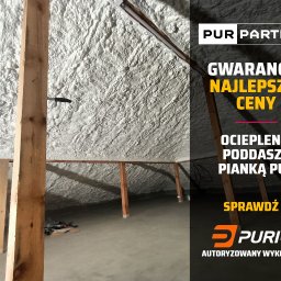 Pur Partner - Poddasze po ociepleniu pianką PUR, widoczne drewniane elementy konstrukcyjne. Na jednym z nich wbity nóż. Reklama z hasłem 'Gwarancja najlepszej ceny'.