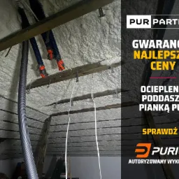 Poddasze po izolacji pianką PUR, widoczne węże aplikacyjne. Reklama firmy Purios z hasłem 'Gwarancja najlepszej ceny'.