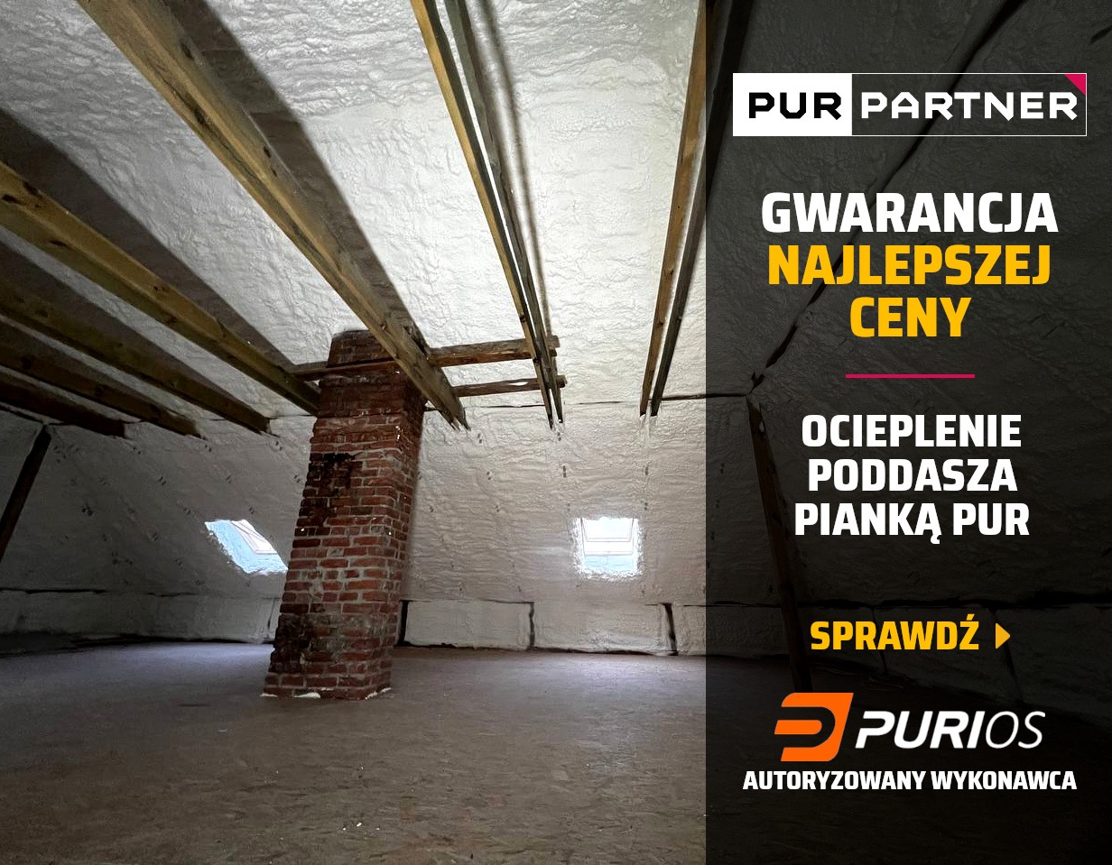 Poddasze po ociepleniu pianką PUR z widocznym kominem z czerwonej cegły i drewnianą konstrukcją dachu. Fragment reklamy z logo firmy.