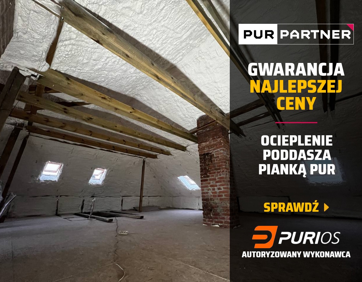Poddasze po ociepleniu pianką PUR z widocznymi drewnianymi belkami i kominem z cegły. Reklama firmy z gwarancją najniższej ceny.