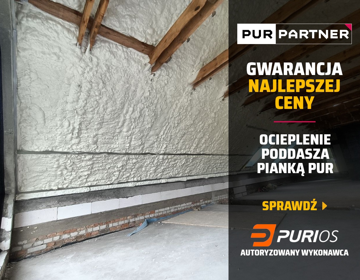 Poddasze po natrysku pianki PUR, widoczne drewniane krokwie i warstwy izolacyjne. Ściana wykończona pianą, z dolną częścią w trakcie prac, mur z cegły.
