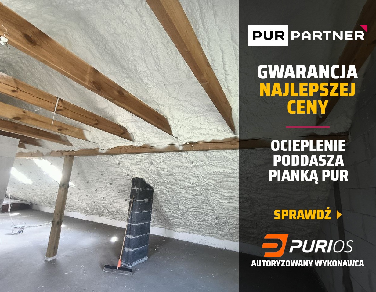 Poddasze z drewnianą konstrukcją po izolacji pianką PUR, widoczny fragment komina i narzędzie do sprzątania. Ocieplenie wykonane z dbałością o detale.