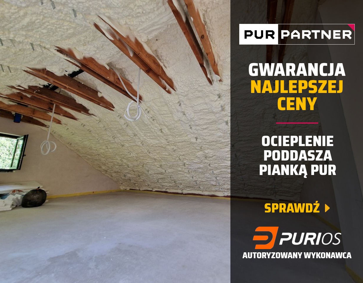 Poddasze po ociepleniu pianką PUR, widoczne drewniane belki i okno, na podłodze folia zabezpieczająca. Reklama PUR Partner i Purios.