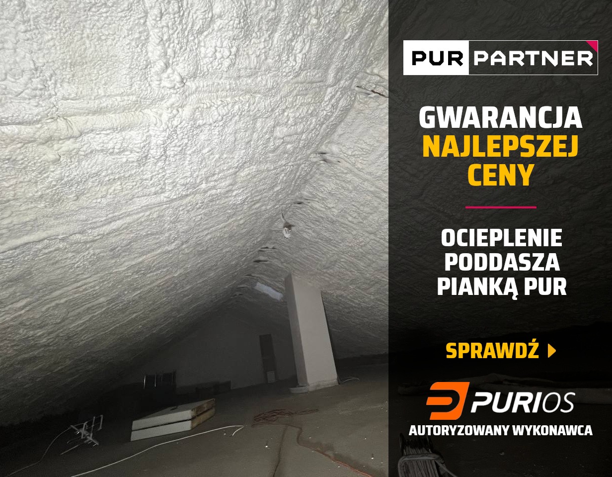 Poddasze po ociepleniu pianką PUR, widoczne białe, nieregularne struktury pianki. Częściowo widoczny sprzęt. Reklama z gwarancją najniższej ceny.