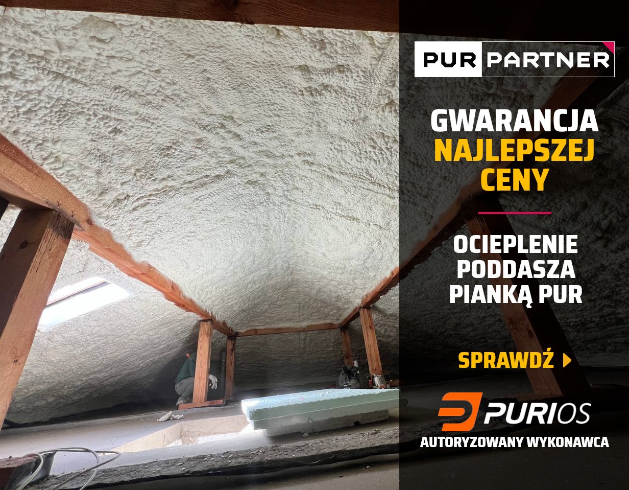 Poddasze po ociepleniu pianką PUR, widoczne drewniane elementy konstrukcji i fragment pracownika w rogu kadru, materiały reklamowe po prawej stronie.