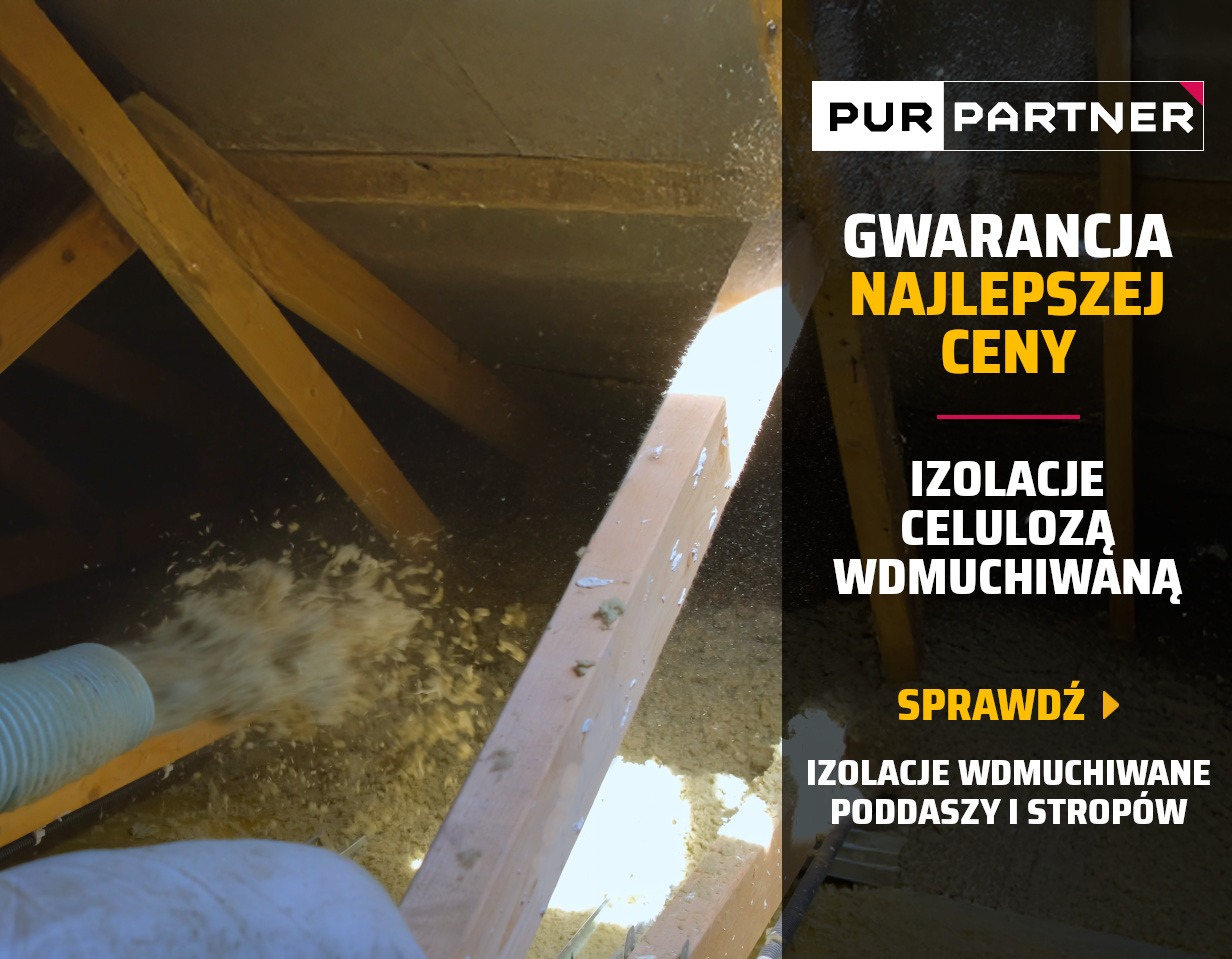 Wdmuchiwanie celulozy w Kocku. Izolacja poddasza metodą wdmuchiwania. Układanie izolacji celulozowej na drewnianej konstrukcji dachu. Widoczne włókna celulozowe.