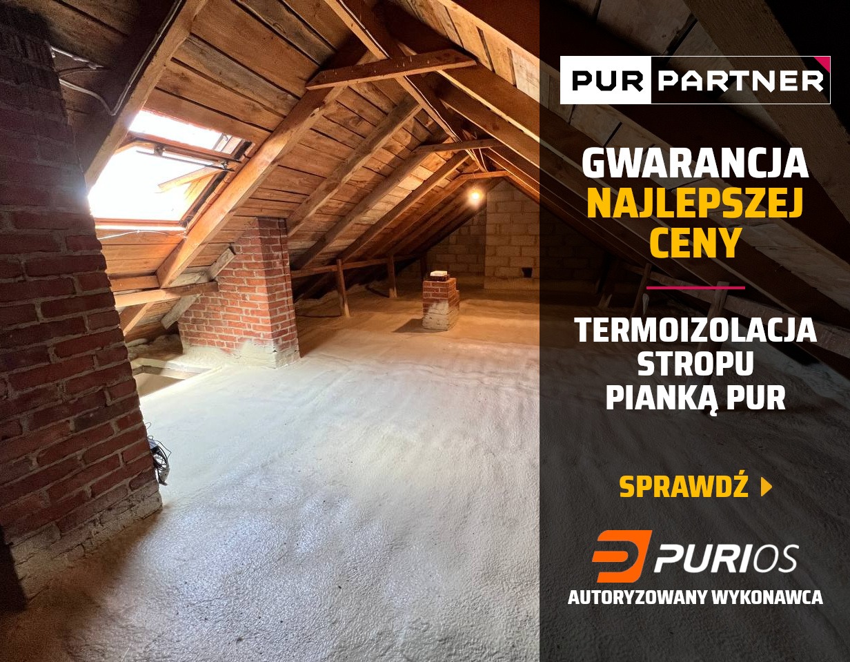 Poddasze po termoizolacji pianką PUR, widoczne drewniane elementy konstrukcji dachu i komin z cegły. Reklama z gwarancją najlepszej ceny i logo firmy Purios.