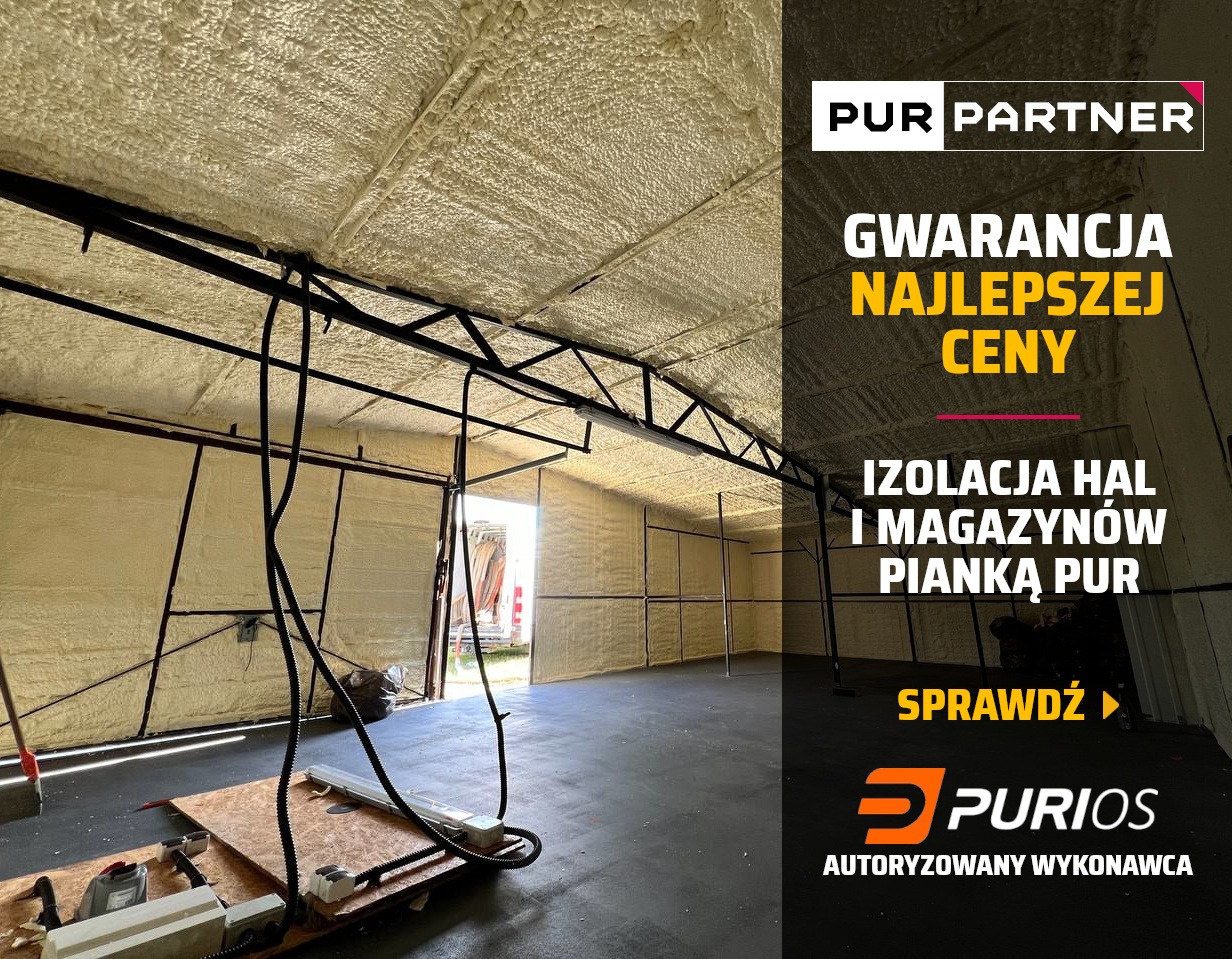 Wnętrze hali magazynowej po izolacji pianką PUR, widoczne ściany i sufit pokryte jednolitą warstwą izolacyjną. Metalowa konstrukcja dachu. Częściowo otwarte wrota w tle.
