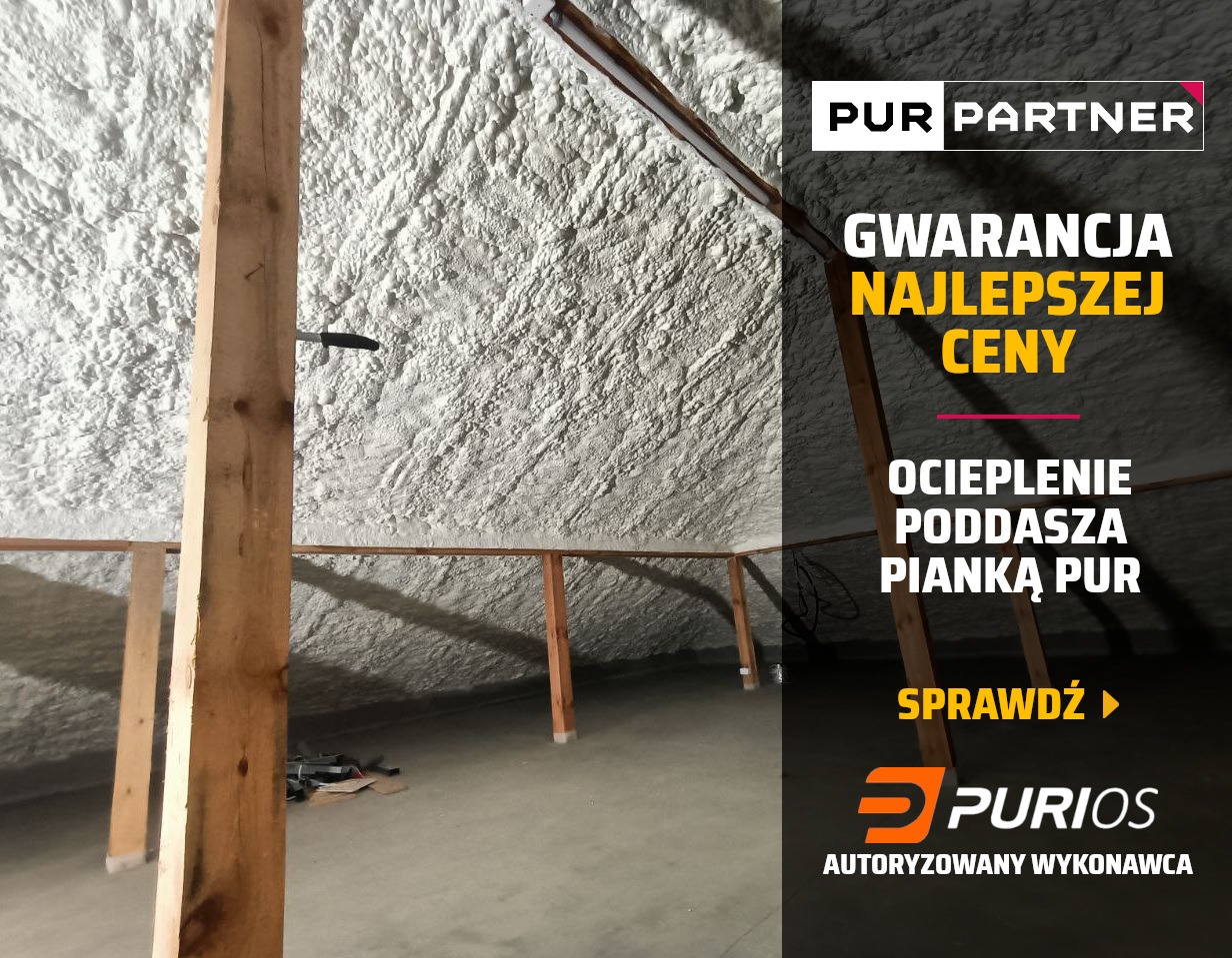Poddasze po ociepleniu pianką PUR, widoczne drewniane elementy konstrukcyjne. Na jednym z nich wbity nóż. Reklama z hasłem 'Gwarancja najlepszej ceny'.
