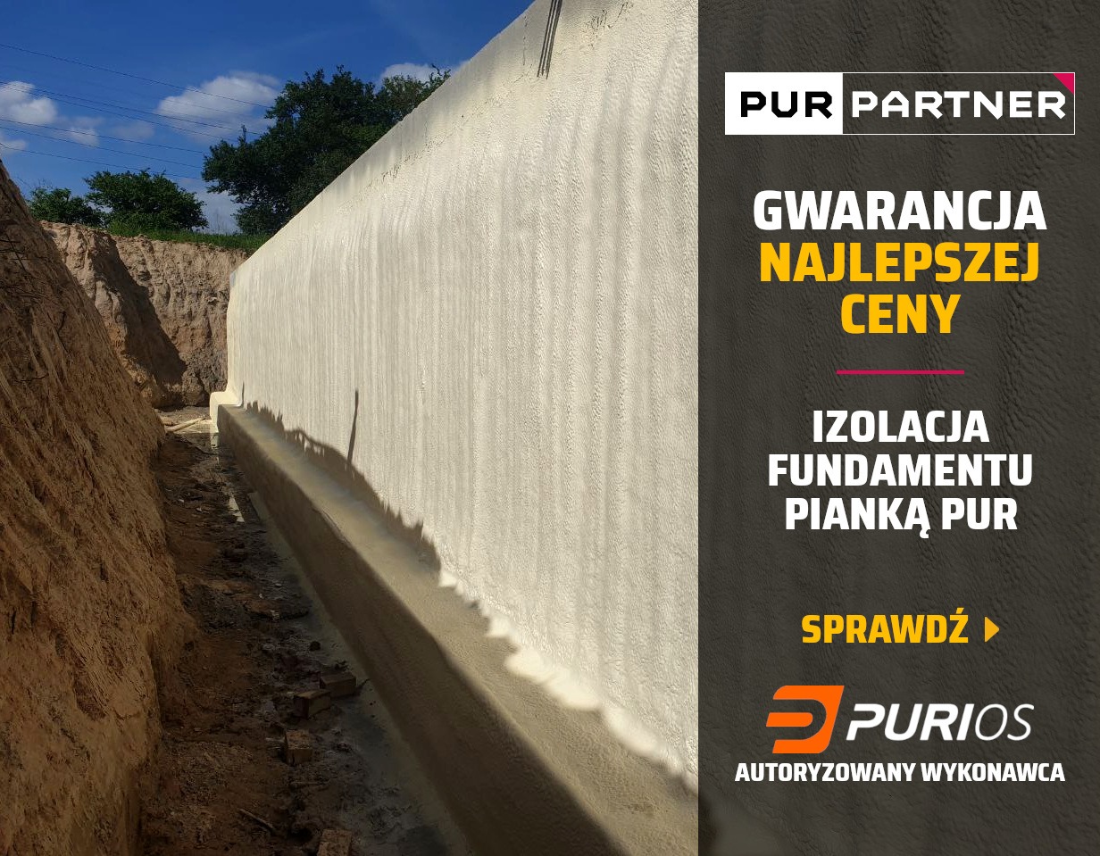 Świeżo zaizolowany fundament pianką PUR w wykopie, widoczne ślady wilgoci. Reklama po prawej stronie z logo firmy i hasłem o gwarancji najlepszej ceny.