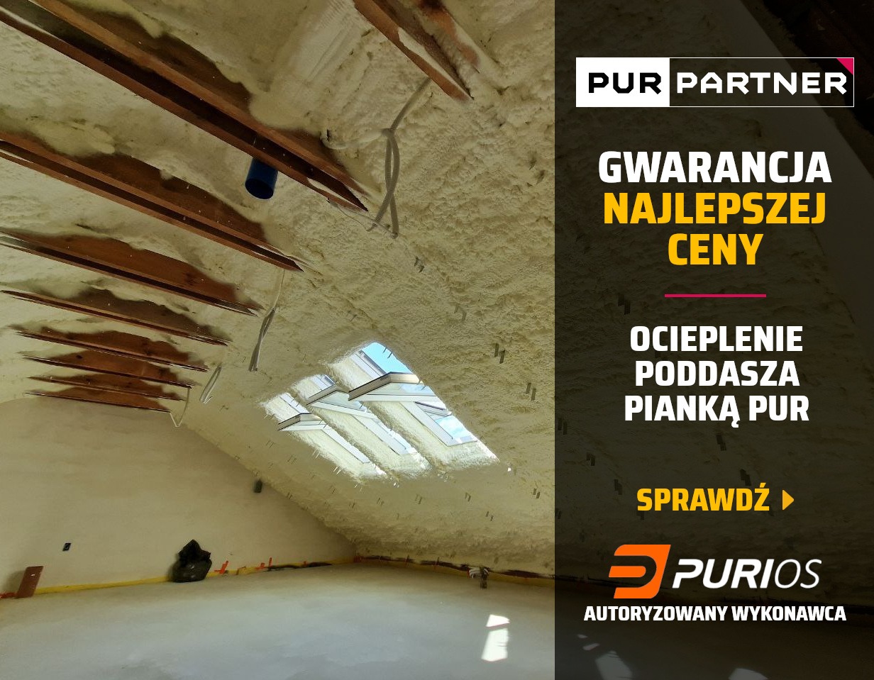 Poddasze po ociepleniu pianką PUR, widoczne okna dachowe i elementy konstrukcji drewnianej. Na ścianie logo 'Purios' i napis 'Ocieplenie poddasza pianką PUR'.