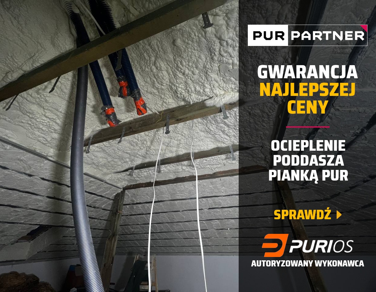 Poddasze po izolacji pianką PUR, widoczne węże aplikacyjne. Reklama firmy Purios z hasłem 'Gwarancja najlepszej ceny'.