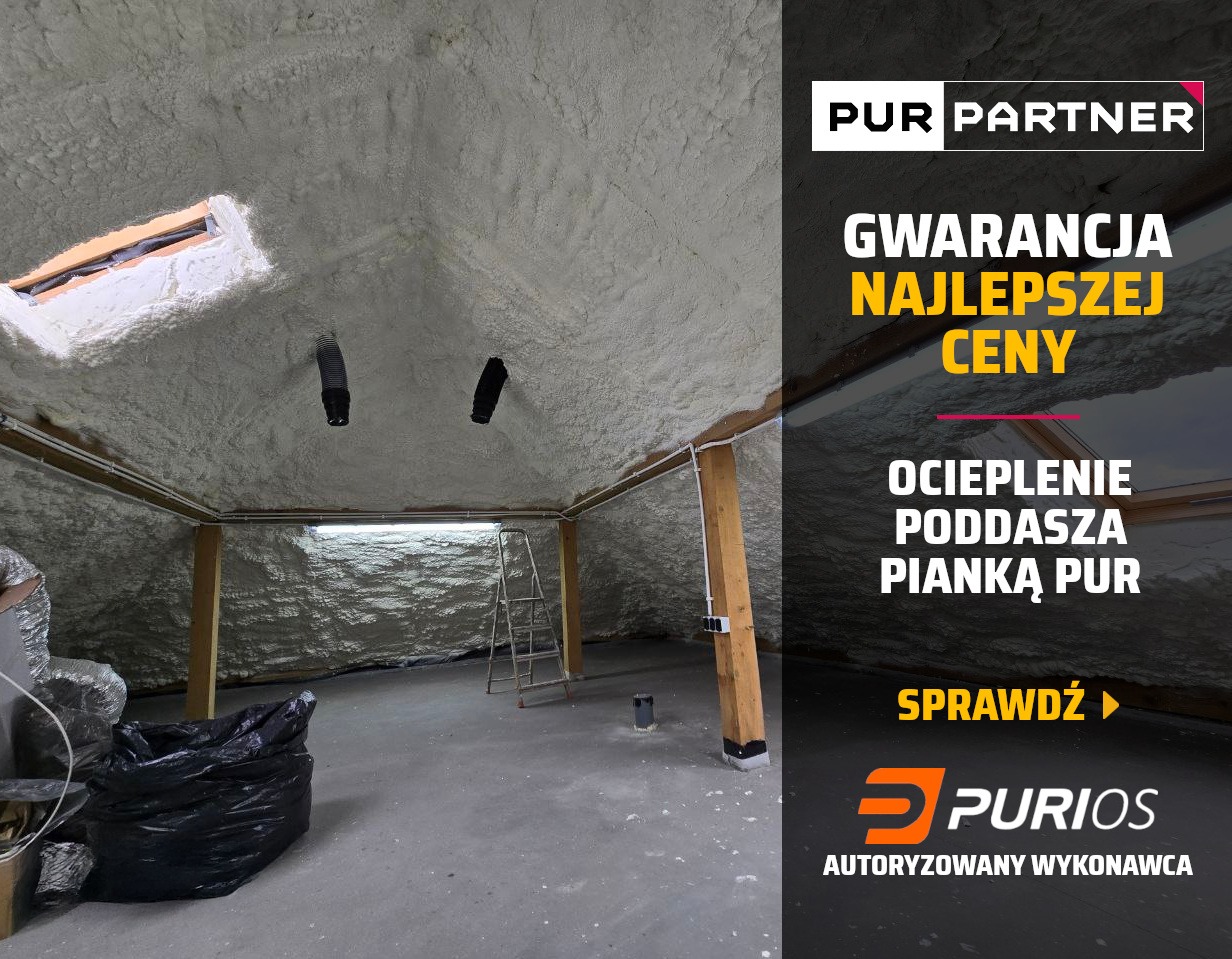 Poddasze po ociepleniu pianką PUR, widoczne elementy konstrukcyjne i wentylacyjne. Na podłodze drabina i worki z odpadami.