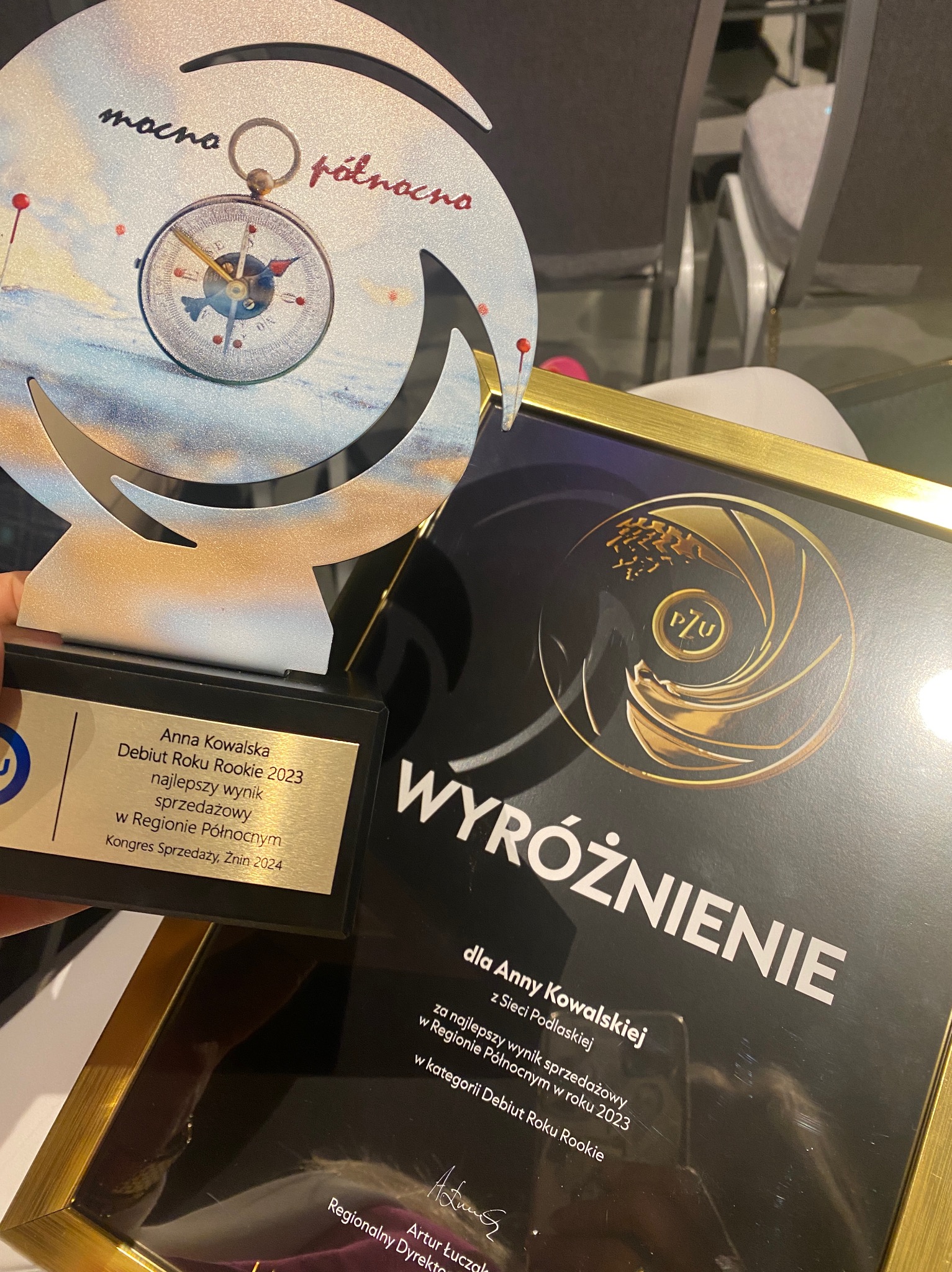 Trofeum i dyplom 'Wyróżnienie' dla Anny Kowalskiej za najlepszy wynik sprzedażowy w regionie północnym, kategoria Debiut Roku Rookie 2023, z logo PZU.