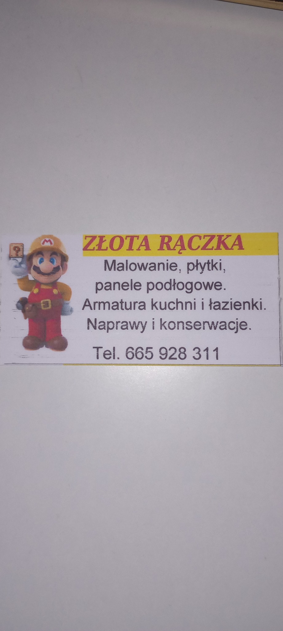 Wizytówka firmy remontowej 'Złota Rączka' z kreskówkowym wizerunkiem hydraulika, oferującej malowanie, układanie płytek i paneli, remonty kuchni i łazienek oraz naprawy i konserwacje, z podanym...