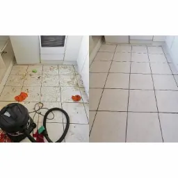 Porównanie: Zabrudzona podłoga kuchenna z płytek przed i po czyszczeniu, widoczny odkurzacz do pracy na mokro i gąbki.