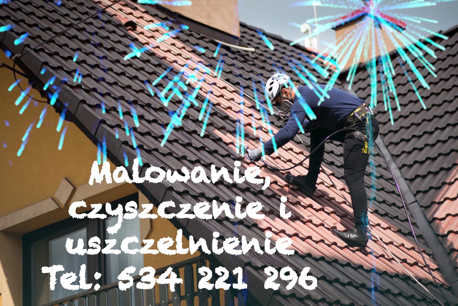 Pracownik w kasku i masce maluje dachówkę na dachu domu, zabezpieczony linami, z widocznymi napisami reklamowymi i numerem telefonu.