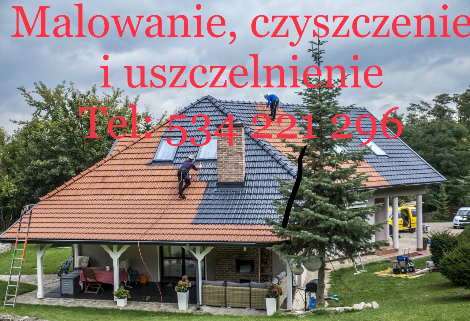 Dwóch pracowników na dachu domu podczas malowania dachówki na dwa kolory: czerwony i grafitowy. Widoczny fragment elewacji domu z oknami i tarasem. Na pierwszym planie drzewo iglaste.