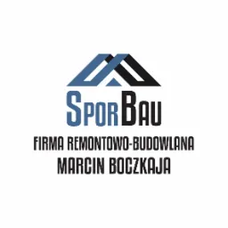 Logo firmy remontowo-budowlanej SporBau Marcin Boczkaja z graficznym symbolem dachu w kolorze niebieskim i czarnym.