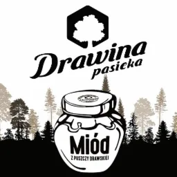 Grafika przedstawiająca słoik z napisem 'Miód z Puszczy Drawskiej', logo 'Drawina pasieka' oraz symbol drzewa na tle stylizowanego lasu.