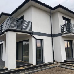 MarkoSpaw - Nowoczesny dom z balkonami z metalowymi balustradami w Granowcu, widok z zewnątrz, generator prądu na tarasie.