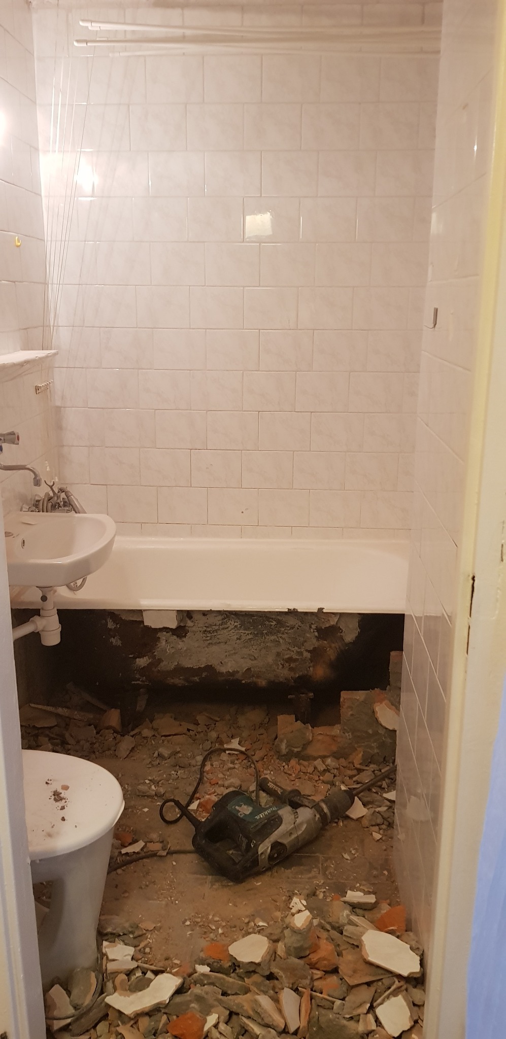 Łazienka w bloku Toruń przed