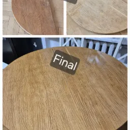 Okrągły stół z drewna: stan przed i po renowacji. Po lewej: surowe drewno, po prawej: wykończony blat z wyraźnym rysunkiem słojów i połyskiem.