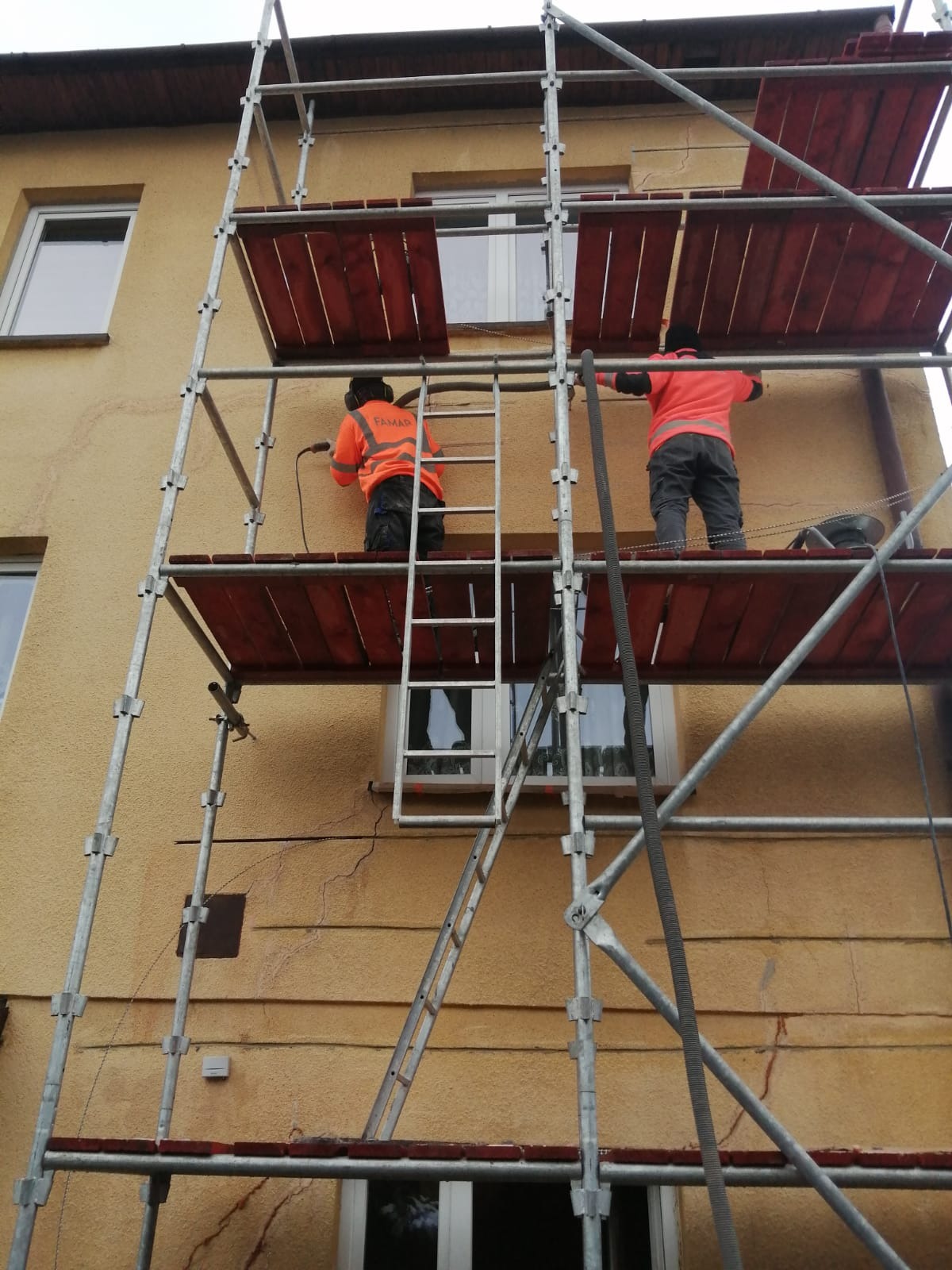 Wzmacnianie ścian budynku.