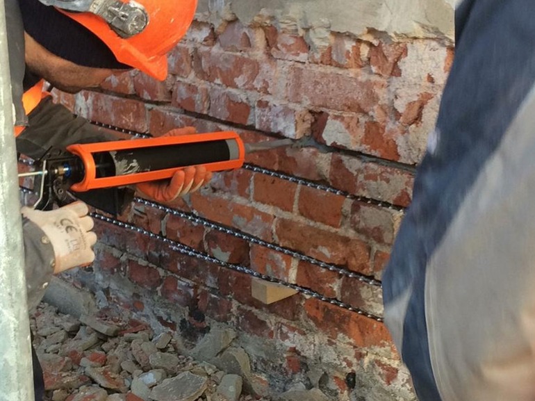 Naprawa ścian konstrukcji budynku.