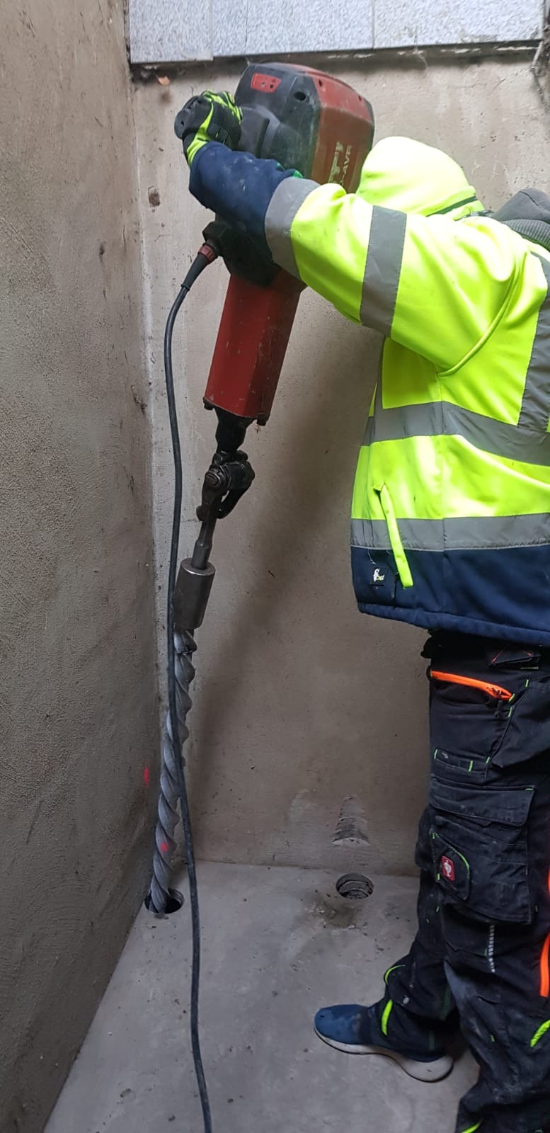 Przebijanie mikropilotów wiertarką jądrową.