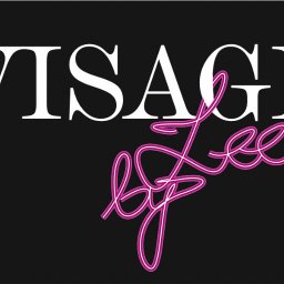 ELERTs DESIGN - Logo firmy o nazwie 'VISAGE by Lee' z białym napisem 'VISAGE' i różowym, stylizowanym napisem 'by Lee' na czarnym tle.